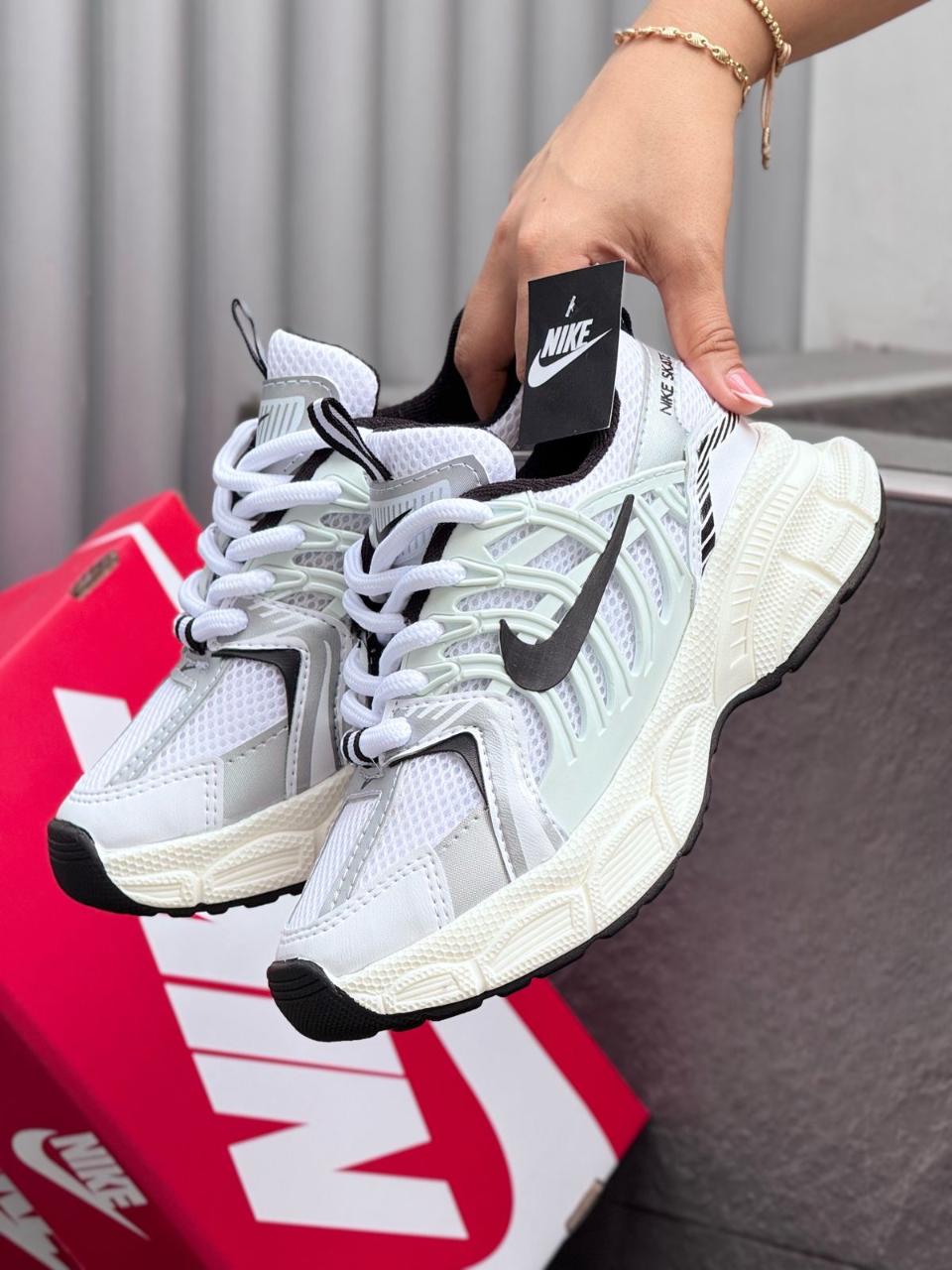 NIKE SKATE DAMA BLANCO CON - NEGRO