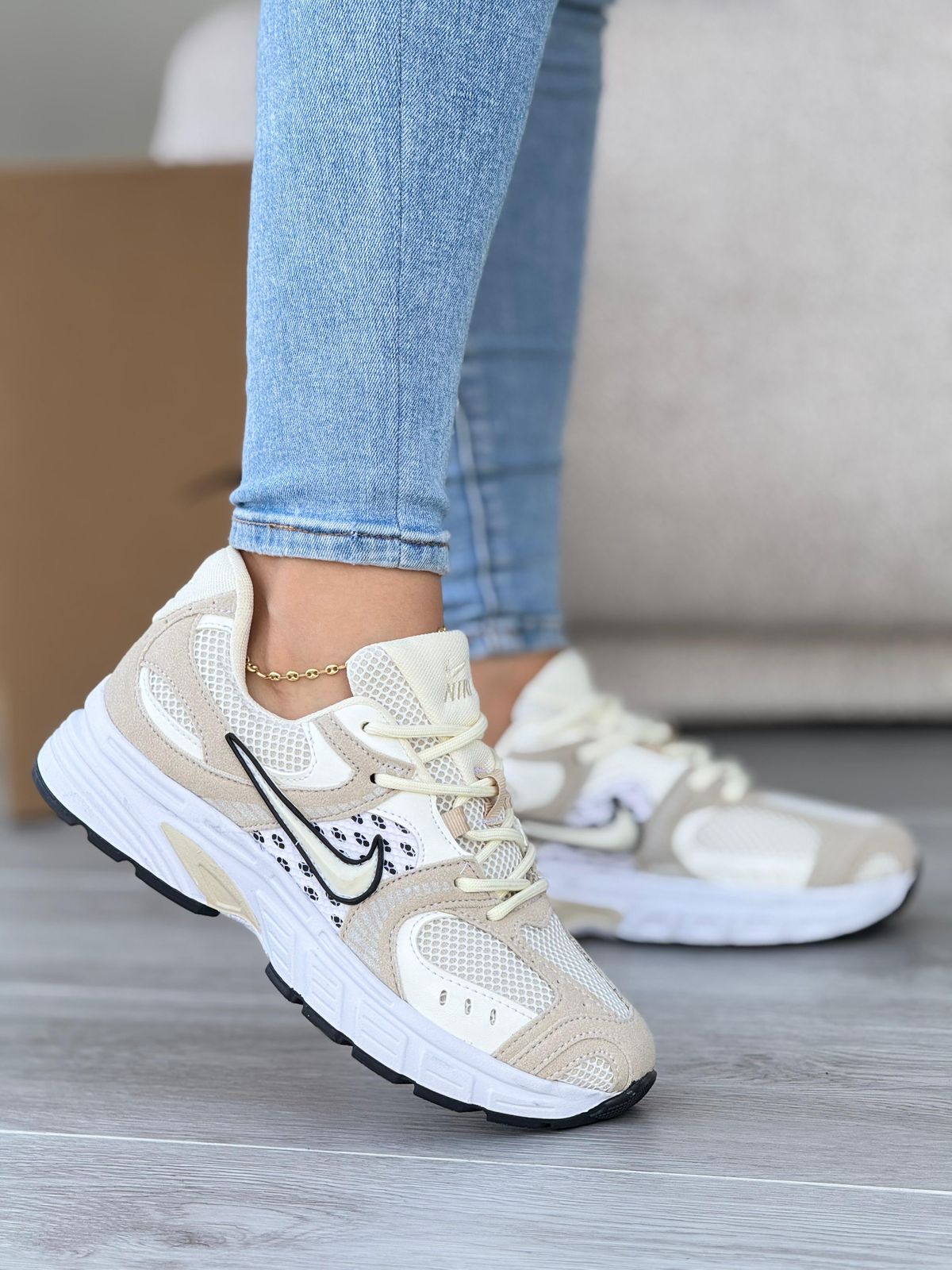 NIKE VOMERO - BEIGE