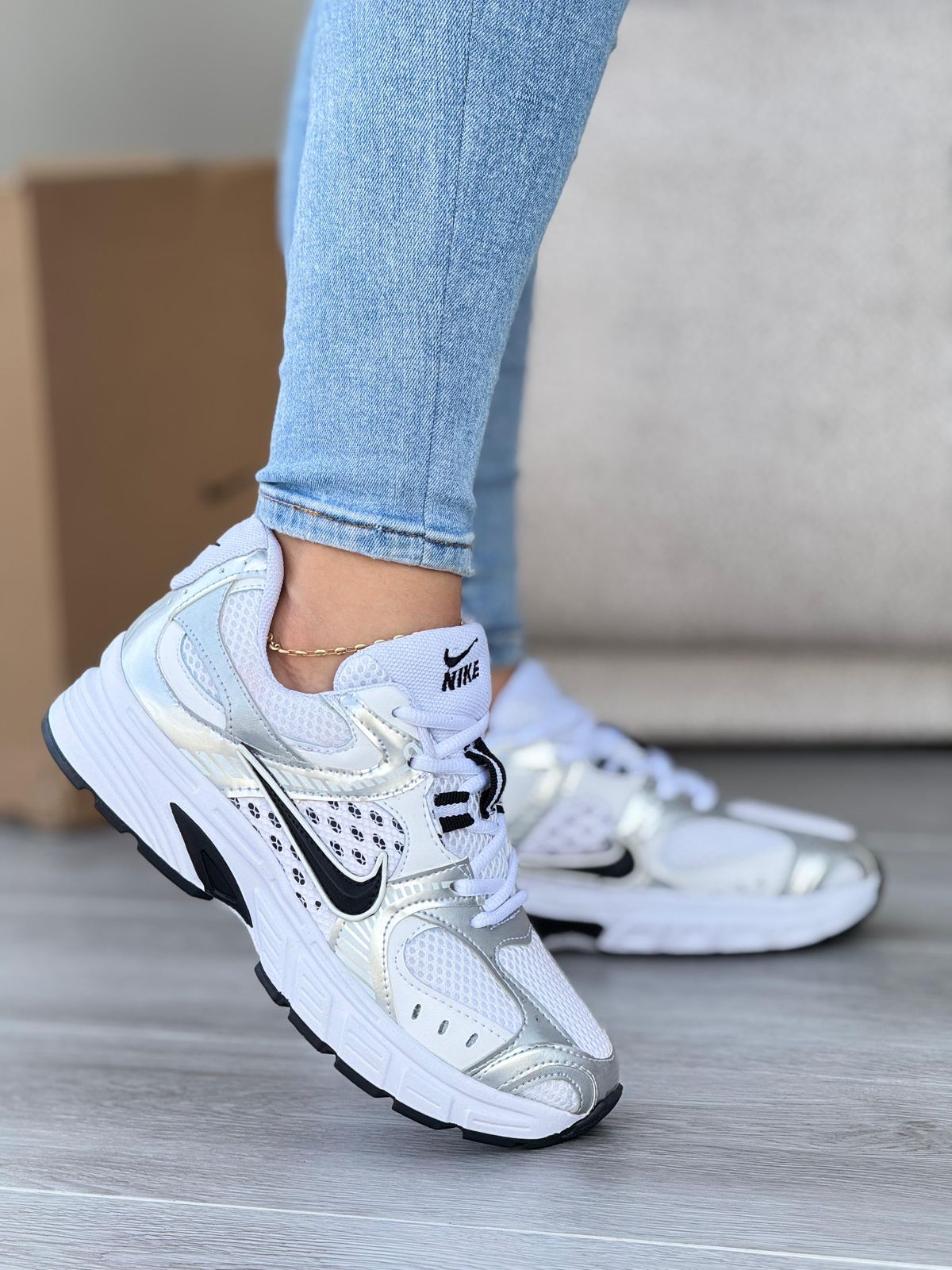 NIKE VOMERO - PLATEADO