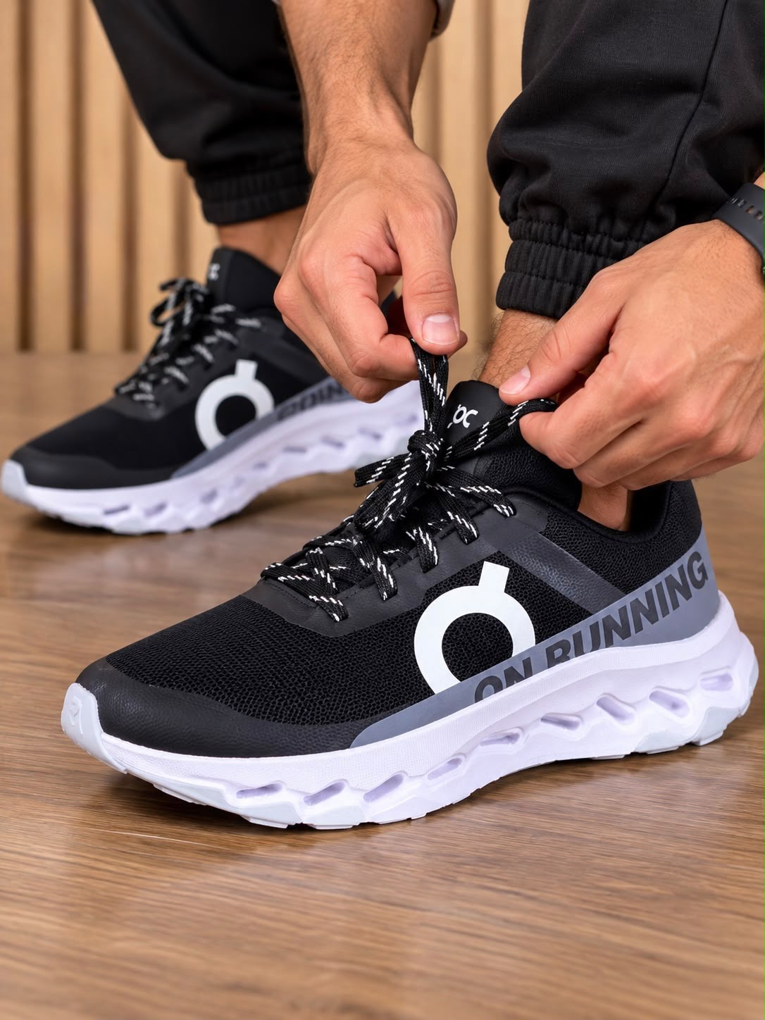 ON CLOUD RUNNING Negro con Blanco puesto